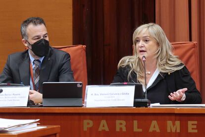 La consejera Violant Cervera (der.) comparece en la comisión de Derechos Sociales del Parlament, en una imagen de archivo.
PARLAMENT
16/02/2022