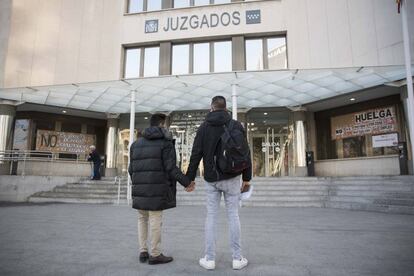 La pareja agredida antes de entrar en los juzgados de la plaza de Castilla.