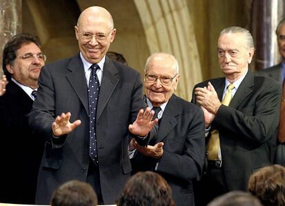 Desde la izquierda, Joan Rigol, Heribert Barrera y Joaquim Xicoy, en el Parlamento de Cataluña, en 2003.