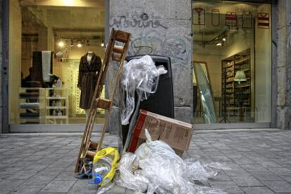 Basura acumulada en la calle de Pérez Galdós en el distrito Centro-Justicia.