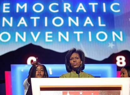 Michelle Obama, esposa del candidato demócrata a la Casa Blanca, y Malia, hija de ambos, durante la convención del partido en Denver.