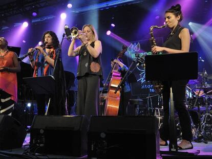 Desde la izquierda, la pianista Renee Rosnes, la cantante Cécile McLorin Salvant, la clarinetista Anat Cohen, la trompetista Ingrid Jensen, la contrabajista Noriko Ueda, la saxofonista Melissa Aldana y la baterista Alison Miller.