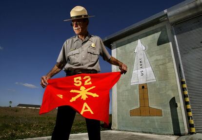 Un 'ranger' del Parque Nacional de Everglades, en Florida (EE UU), con la bandera del batallón de artillería destinado en una antigua base militar antiaérea destinada a repeler un hipotético ataque nuclear desde Cuba en tiempos de la guerra fría.