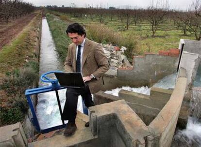 Técnico de Geoscopio controlando el uso del agua.