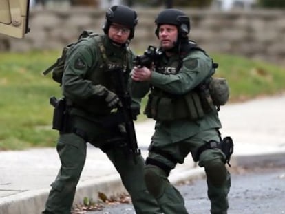 La policía de despliega cerca de una de las zonas del crímen en Filadelfia (EE UU).