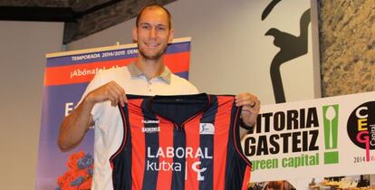 El jugador francés Kim Tillie este miércoles en Vitoria.