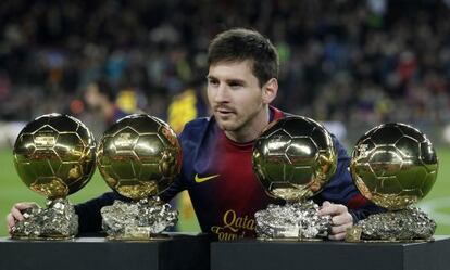 Messi posa con los balones de oro, antes del partido.