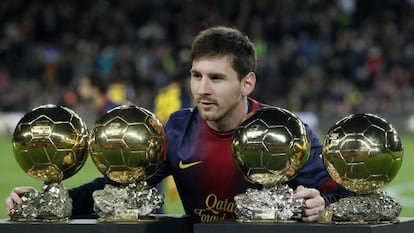 Messi posa con los balones de oro, antes del partido.