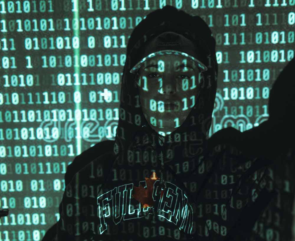 Hacker con código binario