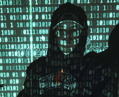 Hacker con código binario