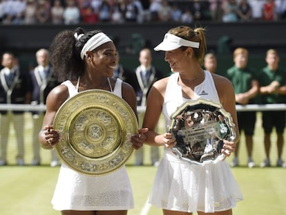 Serena Williams (l) and Garbiñe Muguruza pose with their respective trophies after the 2015 Wimbledon final.