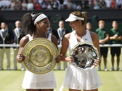 Serena Williams (l) and Garbiñe Muguruza pose with their respective trophies after the 2015 Wimbledon final.