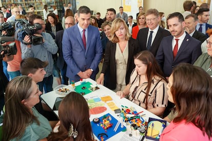 El presidente del Gobierno, Pedro Sánchez, (I) el president de la Generalitat, Ximo Puig, la ministra de Educación, Pilar Alegría y el alcalde de Mislata, Carlos Fernandez Bielsa (d) durante la visita que han realizado al Centro Integrado Público de Formación Profesional de Mislata (Valencia).