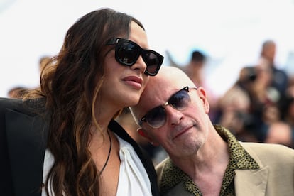 Jacques Audiard con Karla Sofía Gascón en la sesión fotográfica antes de la rueda de prensa de 'Emilia Pérez'.