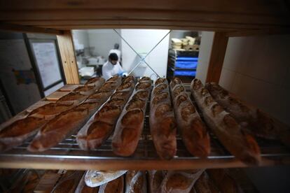 Barras de pan recién horneado en Hornera.