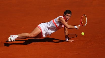 Carla Su&aacute;rez stretches to return the ball to Samantha Stosur on Monday. 