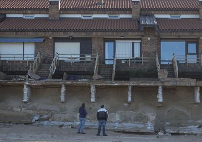 <b>Demasiado pronto para cuantificar los da?os.</b> En la imagen, playa de Somo, donde la fuerza del mar ha arrancado de cuajo parte de los muros de proteccin de las viviendas. El subsecretario de Estado de Interior, Luis Aguilera, ha afirmado que es muy precipitado cuantificar los da?os y que habr que esperar a que la situacin se normalice.