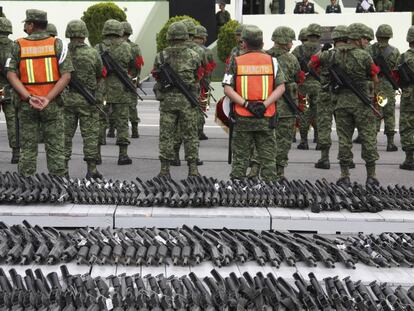 Militares presentan armas decomisadas.