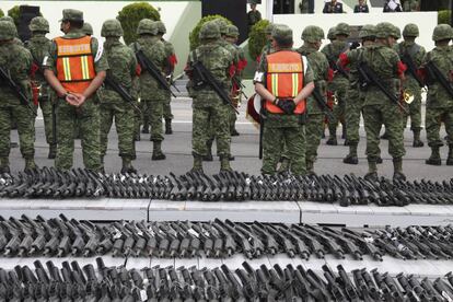 Militares presentan armas decomisadas.