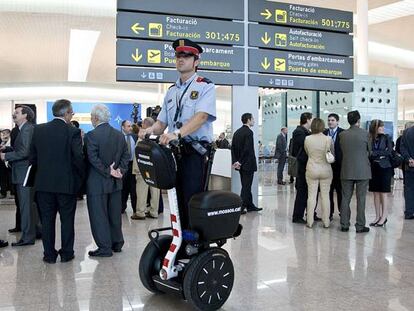 Un <i>mosso d'esquadra</i> se desplaza por la Terminal 1 del aeropuerto de Barcelona.