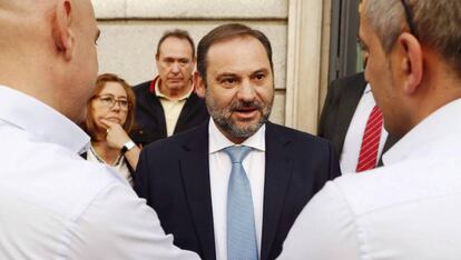 El ministro de Fomento, José Luis Ábalos, conversa con representantes de asociaciones del taxi en el Congreso de los Diputados.