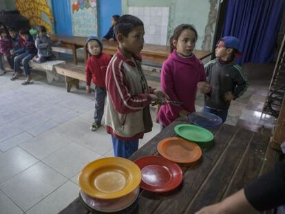 Almuerzo en un comedor del barrio de Los Tronquitos.