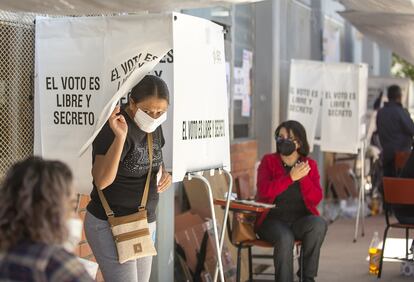 Ciudadanos acuden a emitir su voto este domingo, en Saltillo, Coahuila.