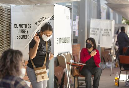 Una ciudadana vota en Coahuila, el año pasado.