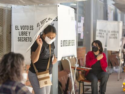 Una ciudadana vota en Coahuila, el año pasado.