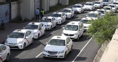 Colas de taxis en el aeropuerto de Madrid-Barajas.