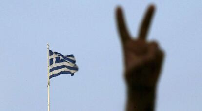 Partidário do não faz o gesto da vitória, hoje em Atenas.