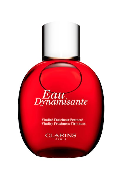 El agua más refrescante y energizante del mercado, Eau Dynamisante de Clarins, cumple 25 años con la misma frescura de siempre. Su aroma atemporal y unisex la ha popularizado en todo el mundo, de manera que ahor aexiste no solo en versión colonia (desde 43 euros el frasco de 100ml) hasta leche hidratante, desodorante y mousse de ducha. Una de esas fragancias que huelen a clásico.