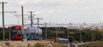 Dos trenes del metro ligero oeste de Madrid