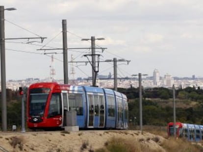 Dos trenes del metro ligero oeste de Madrid