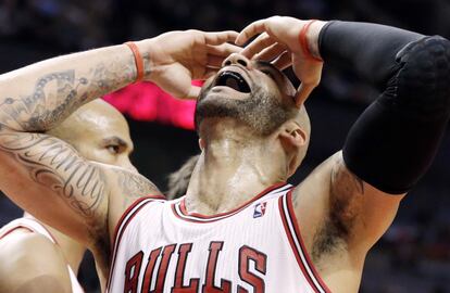 Carlos Boozer se lamenta durante el duelo ante los Grizzlies.