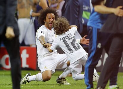 Marcelo celebra junto a Modric la victoria del Madrid ante el Atlético en los penaltis en la final de la Champions de San Siro.