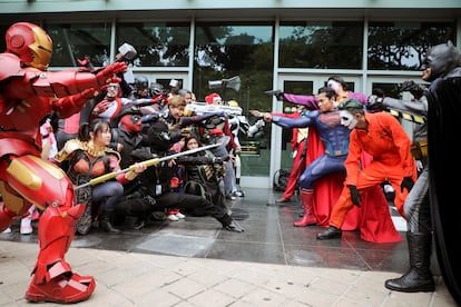 Aficionados disfrazados de sus héroes favoritos de Marvel y DC, en un festival de cómics en Kuala Lumpur, Malasia, el 22 de diciembre de 2019.  