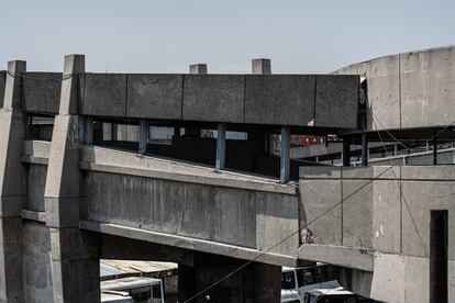 El desprendimiento y deterioro de las lozas de concreto se puede observar en distintas zonas de la línea 9 del metro de Ciudad de México.