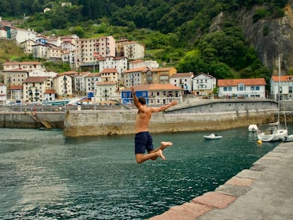 Un hombre se lanza en procura de un chapuzón en el puerto de Elanchove (Vizcaya).