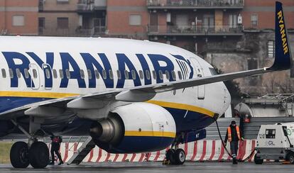 A Ryanair Boeing 737-8AS in Rome.