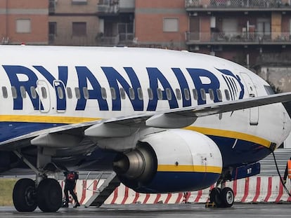 Un Boeing 737-8AS de Ryanair, en el aeropuerto Ciampino, en Roma.