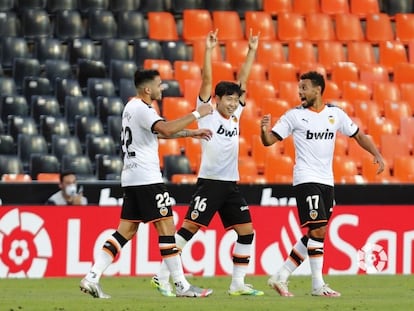 Kang In Lee celebra el gol de la victoria del Valencia, este martes en Mestalla.