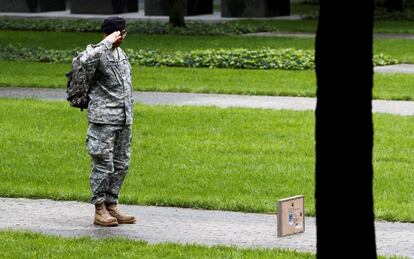 El sargento de reserva Edwin Morales presenta sus respetos ante una imagen de su primo Rubén Correa, durante un homenaje a las víctimas de los atentados del 11 de septiembre de 2001 con motivo del 17 aniversario de los ataques, en Nueva York (EE UU).