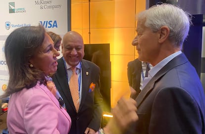 La presidenta del Banco Santander, Ana Botín, conversa con el presidente de JPMorgan, Jamie Dimon (a la derecha), en la asamblea del IIF.