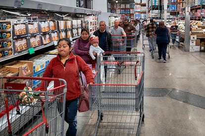 Los clientes hacen cola para comprar huevos en una tienda Costco en el barrio de Van Nuys de Los Ángeles.