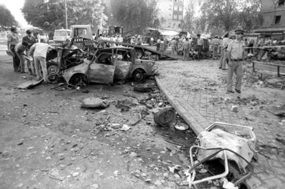 14 de julio de 1986. Atentado de ETA contra un autobs con alumnos de la Agrupacin de Trfico de la Guardia Civil en la plaza de la Repblica Dominicana de Madrid. Nueve guardias civiles murieron y otras 56 personas resultaron heridas.