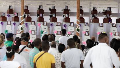 Una multitud de habitantes despiden a las víctimas de la masacre.