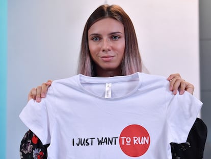 La bielorrusa Kristsina Tsimanuskaia, el 5 de agosto de 2021 en una rueda de prensa en Varsovia (Polonia), con una camiseta con el lema "solo quiero correr".