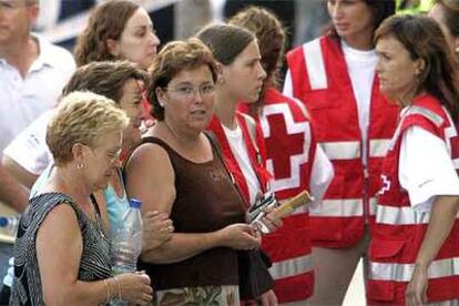 Varios familiares de víctimas son atendidos por miembros de Cruz Roja.