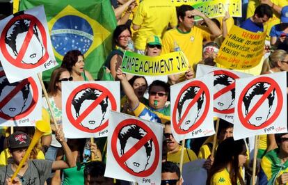 Manifestantes en S&atilde;o Paulo piden una moci&oacute;n de censura contra Rousseff, el pasado agosto.